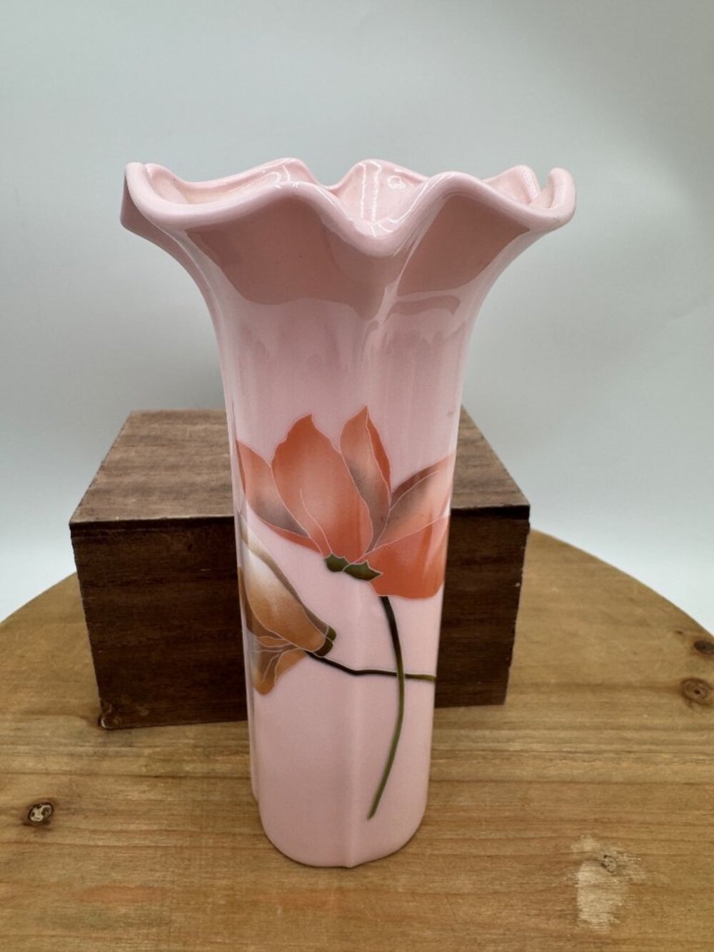 Toyo pink vase with ruffle like rim flower on front pink